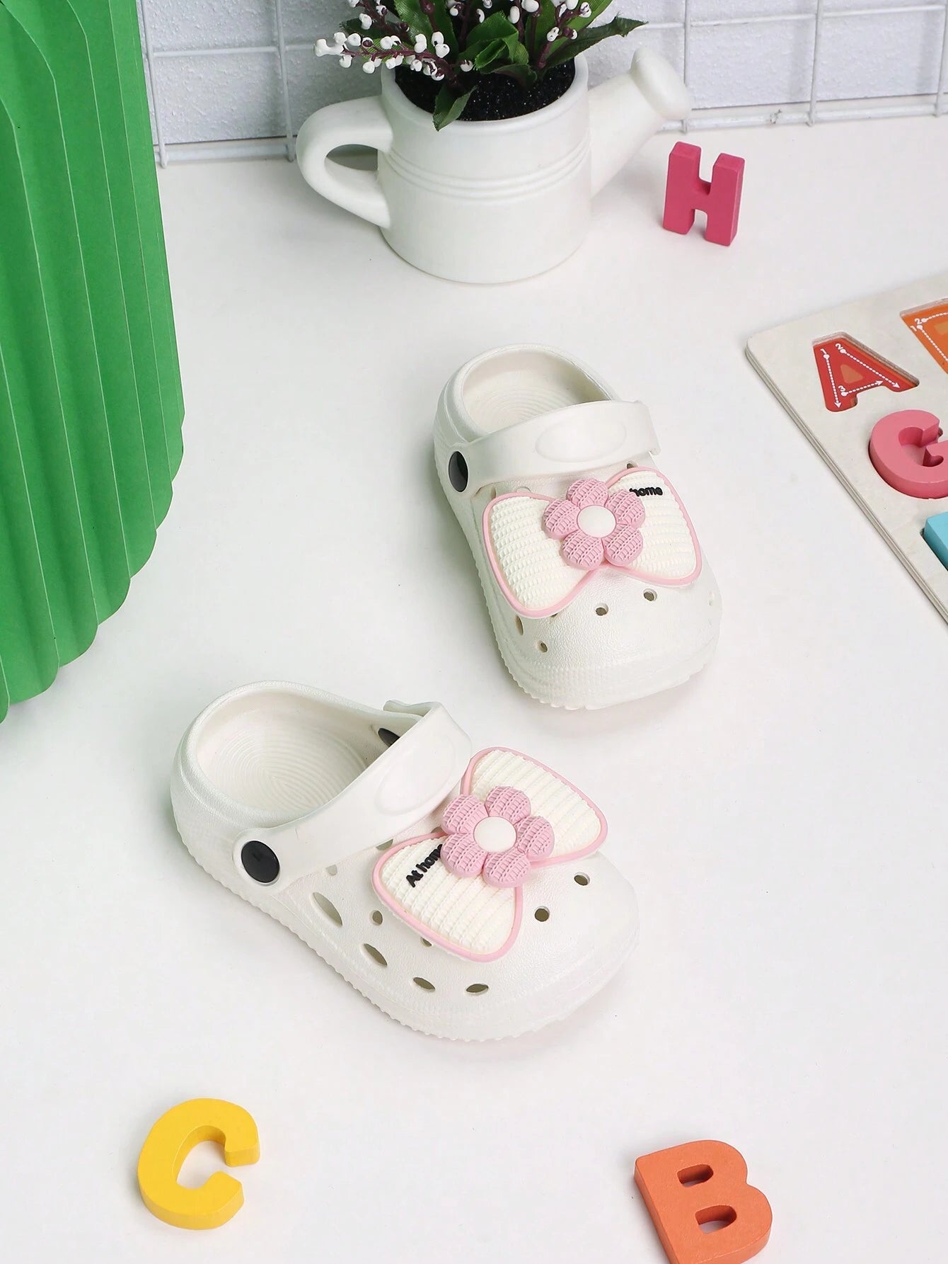 Girls' Hollow Out Flat Slip-Resistant Sandals With Cute Bowknot Buckle