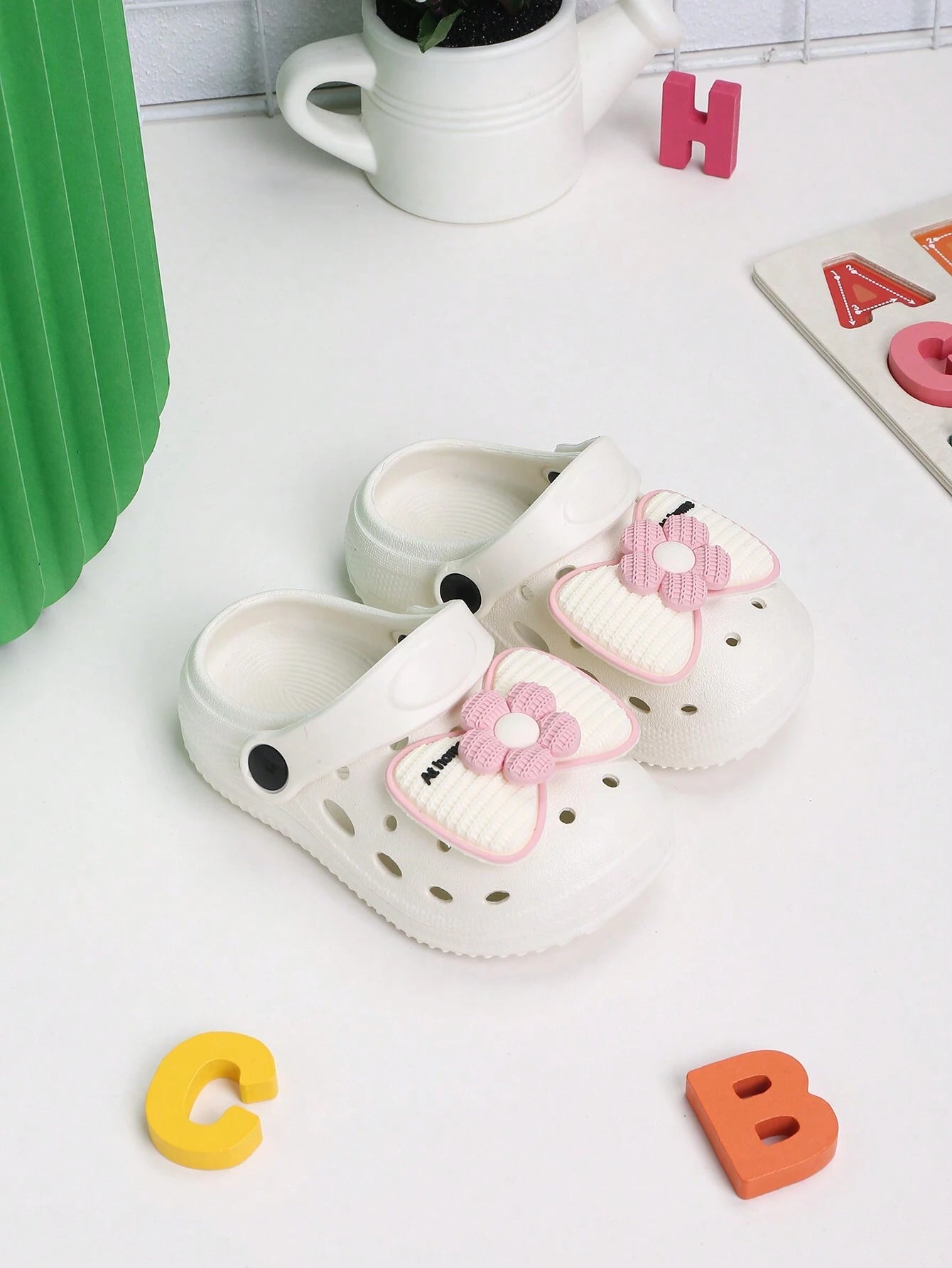 Girls' Hollow Out Flat Slip-Resistant Sandals With Cute Bowknot Buckle Beige