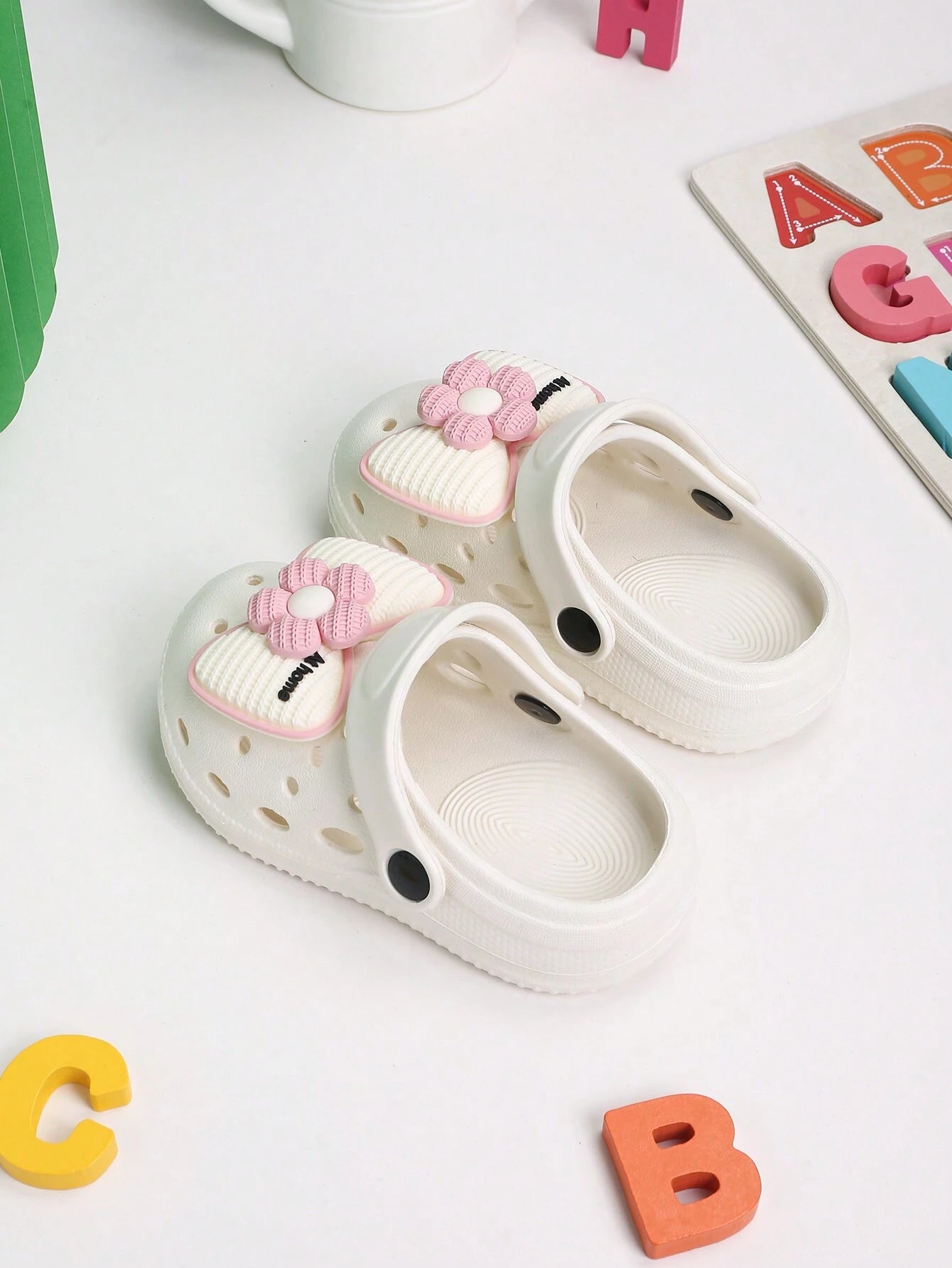 Girls' Hollow Out Flat Slip-Resistant Sandals With Cute Bowknot Buckle