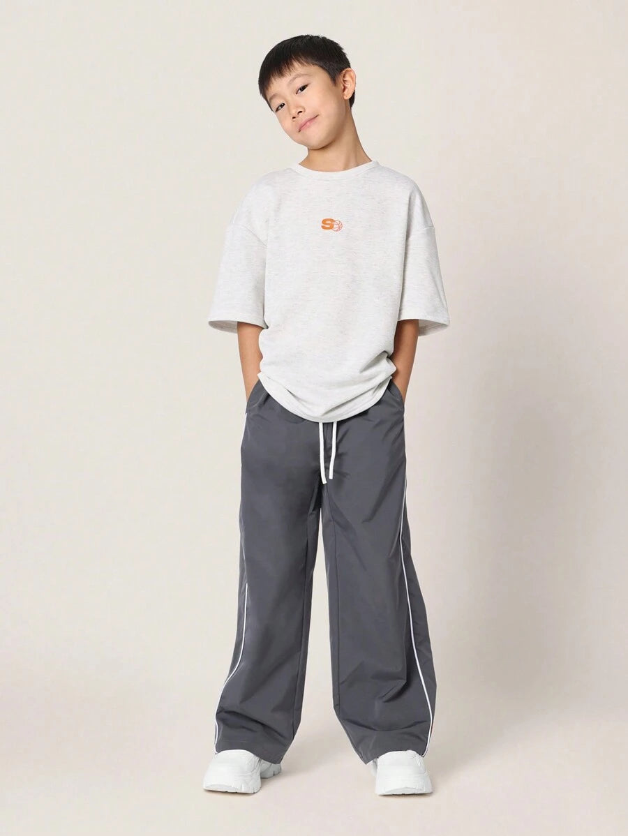 Tween Boys Comfy Oversized Fit Elbow Sleeve Tee With Small Graphic Print And Contrast Loose Fit Parachute Nylon Pant Dark Grey